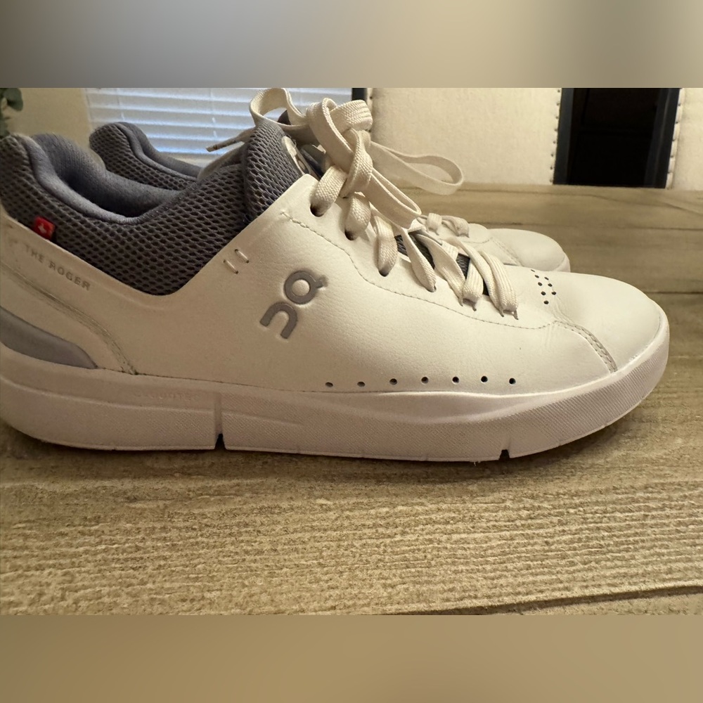 On Running The Roger Advantage leather Women’s Sneaker size 8